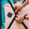 Hands are shown packing a suitcase, with a pink sweater and a Samsung Galaxy SmartTag visible. Anteprima dell’immagine prodotto