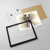 Gerahmtes Poster - Schwarzer Rahmen - Staub eine Frau ein Produktbild-Vorschau 4