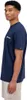 M Berghaus Front & Back Tee in Marineblau; seitliche Ansicht eines Mannes; der das T-Shirt trägt. Produktbild-Vorschau