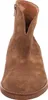 A close-up, front-facing view of a brown suede boot. Anteprima dell’immagine prodotto