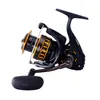 A black and gold fishing reel is shown against a white background. Voir les images du produit