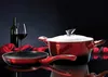 A red cookware set with a bottle of wine and a glass of red wine. Voir les images du produit