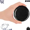 A hand holding a black lid with a decorative pattern, with measurement diagrams and text overlays. Voir les images du produit