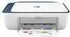 A white and blue HP DeskJet 2721e All-in-One printer is shown from the front, with a printed document emerging from the output tray. Produktbild-Vorschau