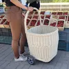 Grand panier de transport en osier blanc avec roulettes Voir les images du produit 4