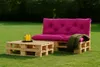 Outdoor seating area with pallet furniture and drinks. Produktbild-Vorschau