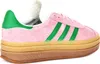 A side view of a pink Adidas Gazelle Bold W sneaker with green stripes and a thick, layered sole. Produktbild-Vorschau