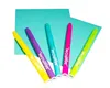 Five colorful markers are arranged on a teal background. Anteprima dell’immagine prodotto