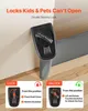 A close-up of a baby gate lock mechanism with instructional diagrams below. Voir les images du produit