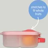A pink snack box with a coral lid and strap, containing an orange fruit. A blue circle with text points to the lid. Anteprima dell’immagine prodotto