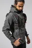 Mann trägt den Montane Treckingrucksack Trailblazer 8l; in grauer Jacke; seitliche Ansicht. Náhled obrázku produktu