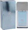 Parfüm Trussardi Blue Land in eckigem Glasflakon mit hellblauer Flüssigkeit und silberner Kappe, daneben schimmernde blaue Verpackung. Podgląd zdjęcia produktu
