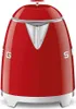 A red Smeg kettle on a white background. Produktbild-Vorschau