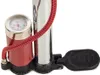 A close-up view of the base of a bicycle pump, showing the pressure gauge, hose, and foot pedal. Voir les images du produit