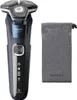 A Philips electric shaver and its storage pouch are displayed against a white background. Anteprima dell’immagine prodotto