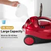 A hand is pouring water into a red steam cleaner. Text overlays highlight its features. Produktbild-Vorschau