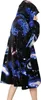 Übergroßer tragbarer Decken-Hoodie mit blau-schwarzem Galaxie-Muster, von einer Person von der Seite getragen Produktbild-Vorschau