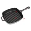 A square cast iron grill pan with red measurement lines and text. Produktbild-Vorschau