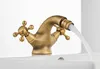 A close-up shot of a vintage-style bidet faucet with water flowing from the spout, resting on a white sink. Anteprima dell’immagine prodotto