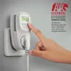 A hand is shown pressing a button on a digital thermostat plug that is plugged into a wall socket. Marketing text and a logo are visible on the right side of the image. Anteprima dell’immagine prodotto