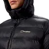 Synthetisch isolierte Ewden Jacket von Berghaus; schwarze Jacke mit Kapuze; naher Blick auf den Reißverschluss und Logo. Podgląd zdjęcia produktu