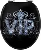A black toilet seat with a decorative "VIP" design featuring a crown and swirling patterns made of what appears to be diamonds. Produktbild-Vorschau