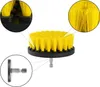 A cleaning brush attachment for a drill, shown with close-up views of its bristles and attachment mechanism. Voir les images du produit