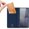 A hand is inserting a credit card into a blue phone case that is open to reveal a phone screen. Anteprima dell’immagine prodotto