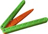 A toy knife shaped like a carrot, with green handles and an orange blade, is shown against a white background. Voir les images du produit
