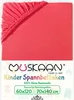 A close-up view of a red fitted sheet with elastic gathering at the corner, placed on a white background. Below the sheet is a graphic with brand information and product details. Produktbild-Vorschau