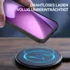 A hand holding a phone case over a wireless charger. Produktbild-Vorschau
