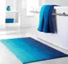 A bathroom scene with a rug and towels. Podgląd zdjęcia produktu