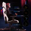 A gamer sits in a gaming chair, with features highlighted by overlays. Anteprima dell’immagine prodotto