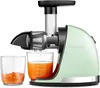 A light green AMZCHEF slow juicer is shown against a white background. A glass beaker filled with orange juice and another glass containing orange pulp are placed in front of the juicer. Produktbild-Vorschau