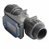 A digital water flow meter with a digital display, buttons, and threaded connectors. Anteprima dell’immagine prodotto