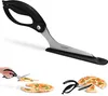 A pizza cutter with black handles and a silver blade is shown against a white background. Smaller inset images show the pizza cutter in use and a pizza being cut. Anteprima dell’immagine prodotto