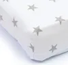 A close-up view of a white crib sheet with a gray star pattern. Produktbild-Vorschau