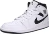 A studio shot of a single Nike Air Jordan 1 Mid sneaker against a white background. Anteprima dell’immagine prodotto