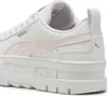 Close-up view of the heel and side of a white Puma sneaker with pink accents. Produktbild-Vorschau
