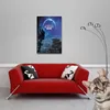 A living room scene with a red sofa, a movie poster on the wall, and a floor lamp. Anteprima dell’immagine prodotto