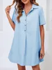 Ein locker sitzendes Sommerkleid für Damen mit Knopfleiste. Produktbild-Vorschau 2