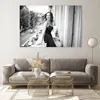 Bilder auf glas - Einteilig - Frau Balkon Straße - 120x80cm Produktbild-Vorschau 7