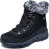 A black winter boot with gray fur trim. Voir les images du produit