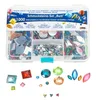 A clear, well-lit product shot of a craft supply kit containing various colorful rhinestones and gems in a divided plastic case, with some loose gems displayed in front. Anteprima dell’immagine prodotto