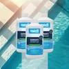 Three bottles of mediPOOL Algenschutz are placed in front of a swimming pool. Produktbild-Vorschau