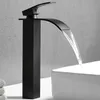 Rubinetto lavabo bagno Ari Waterfall nero in ottone, bocca Anteprima dell’immagine prodotto 4