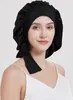 A woman wearing a black bonnet. Voir les images du produit