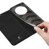 A hand is shown removing a clear phone case from a black flip case. Produktbild-Vorschau