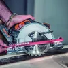 A person is using a WORX WX530.9 Akku-Handkreissäge 20V to cut wood. Náhled obrázku produktu