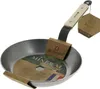 A de Buyer Mineral B Bois frying pan is shown against a white background. It has a metal pan and a wooden handle. There are tags attached to the pan and handle. Anteprima dell’immagine prodotto